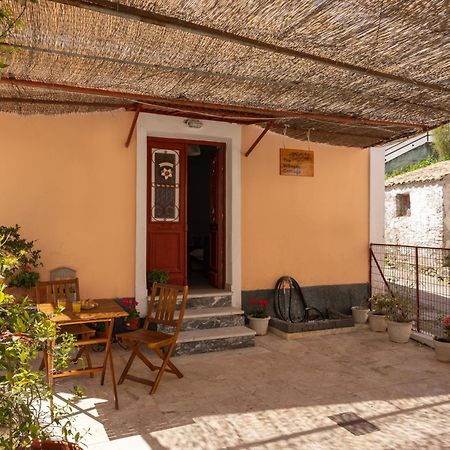 The Village Cottage - Benitses بينيتسيس المظهر الخارجي الصورة